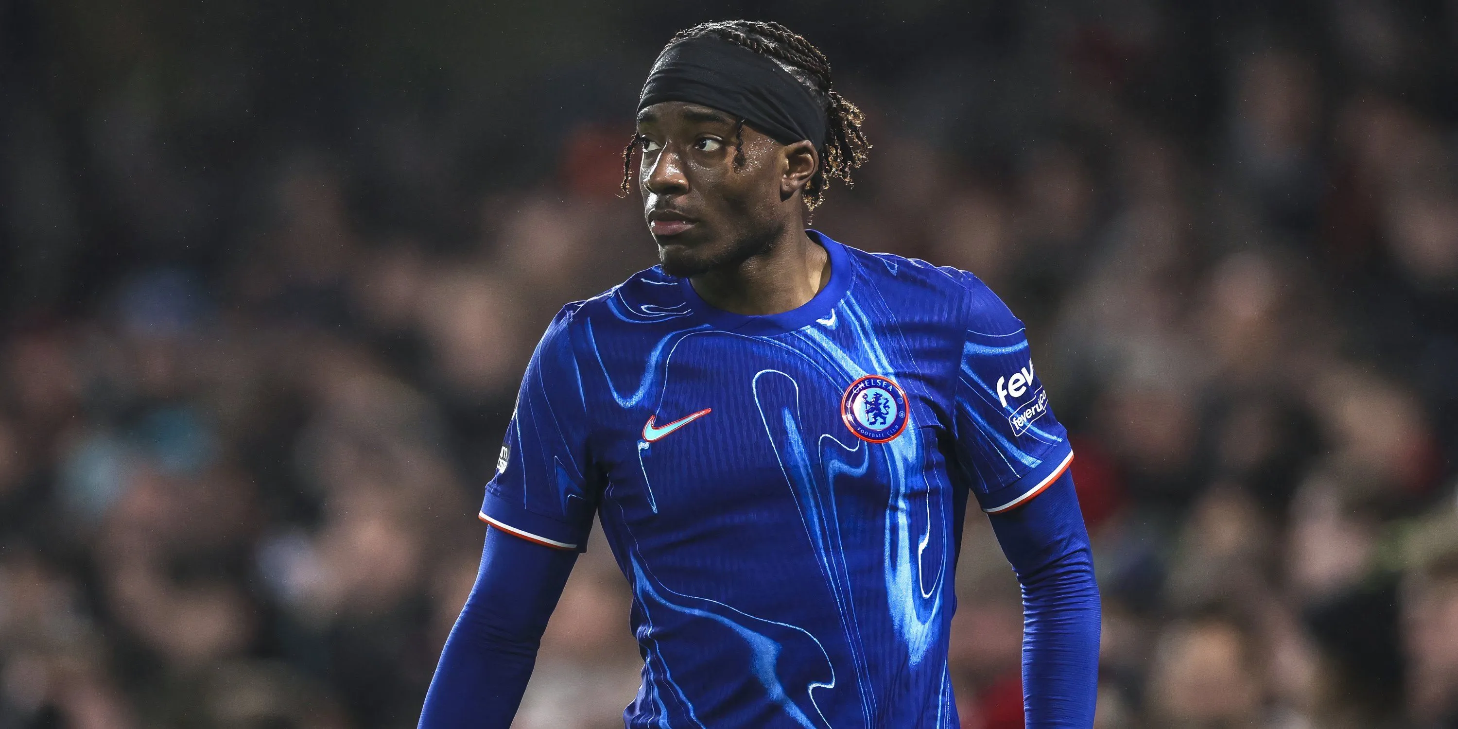 Noni Madueke trong màu áo Chelsea thực hiện pha đi bóng kỹ thuật