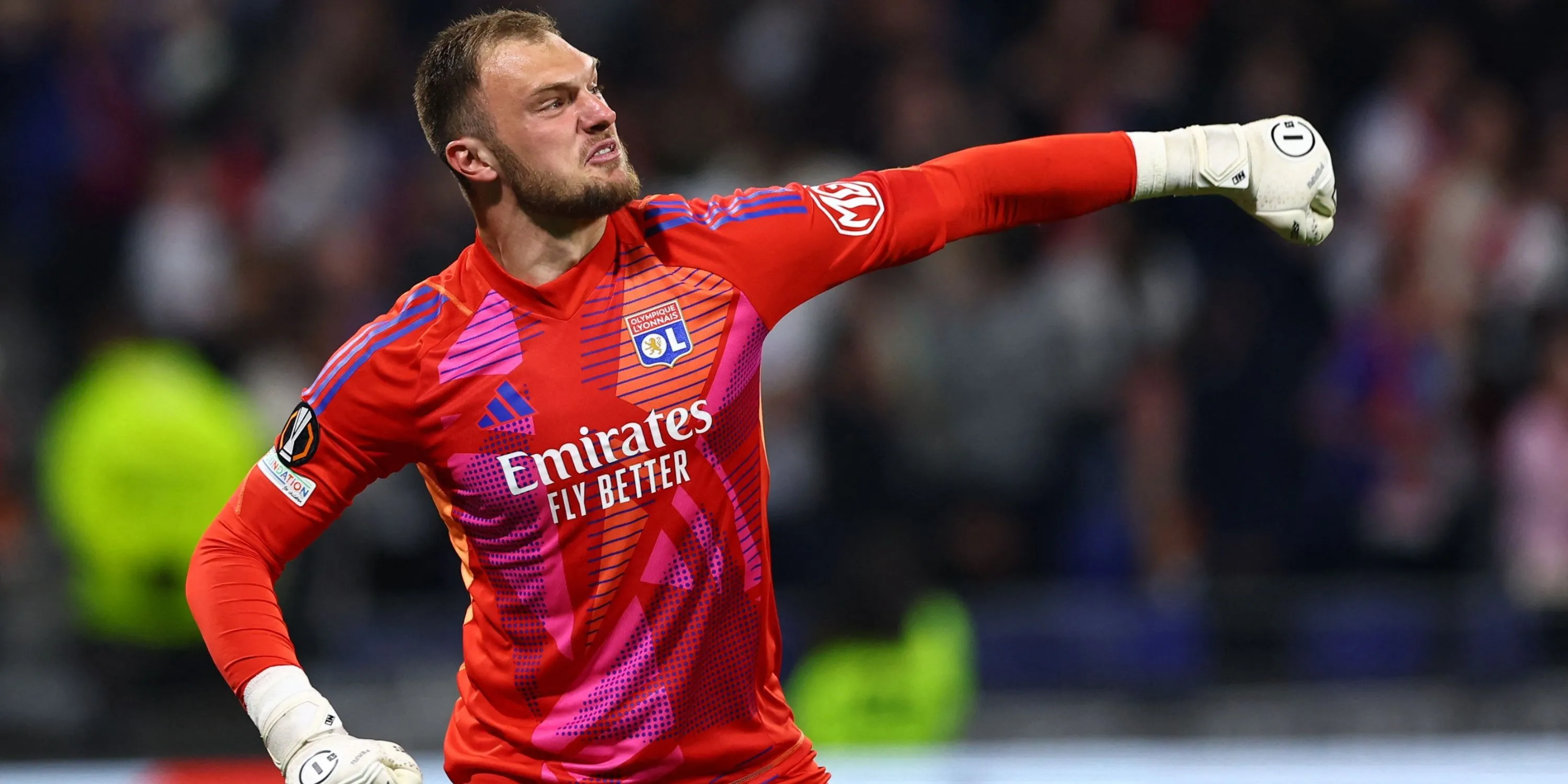 Thủ môn Lucas Perri của Lyon đang bắt bóng trên sân
