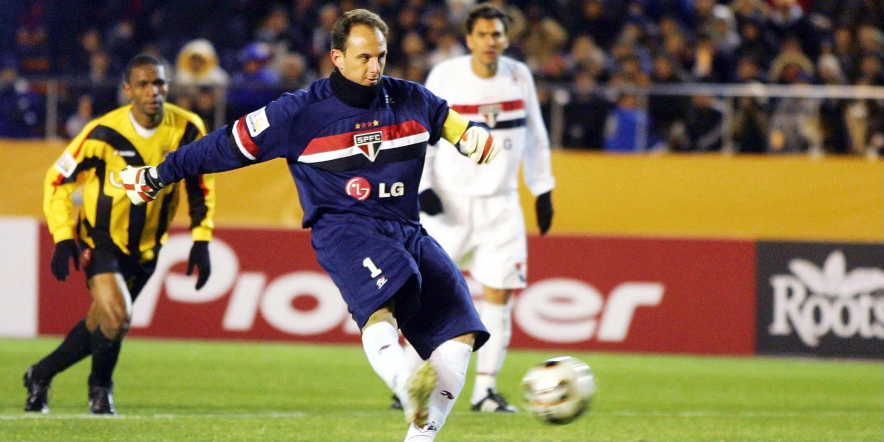 Thủ môn Rogerio Ceni thực hiện quả penalty cho Sao Paolo