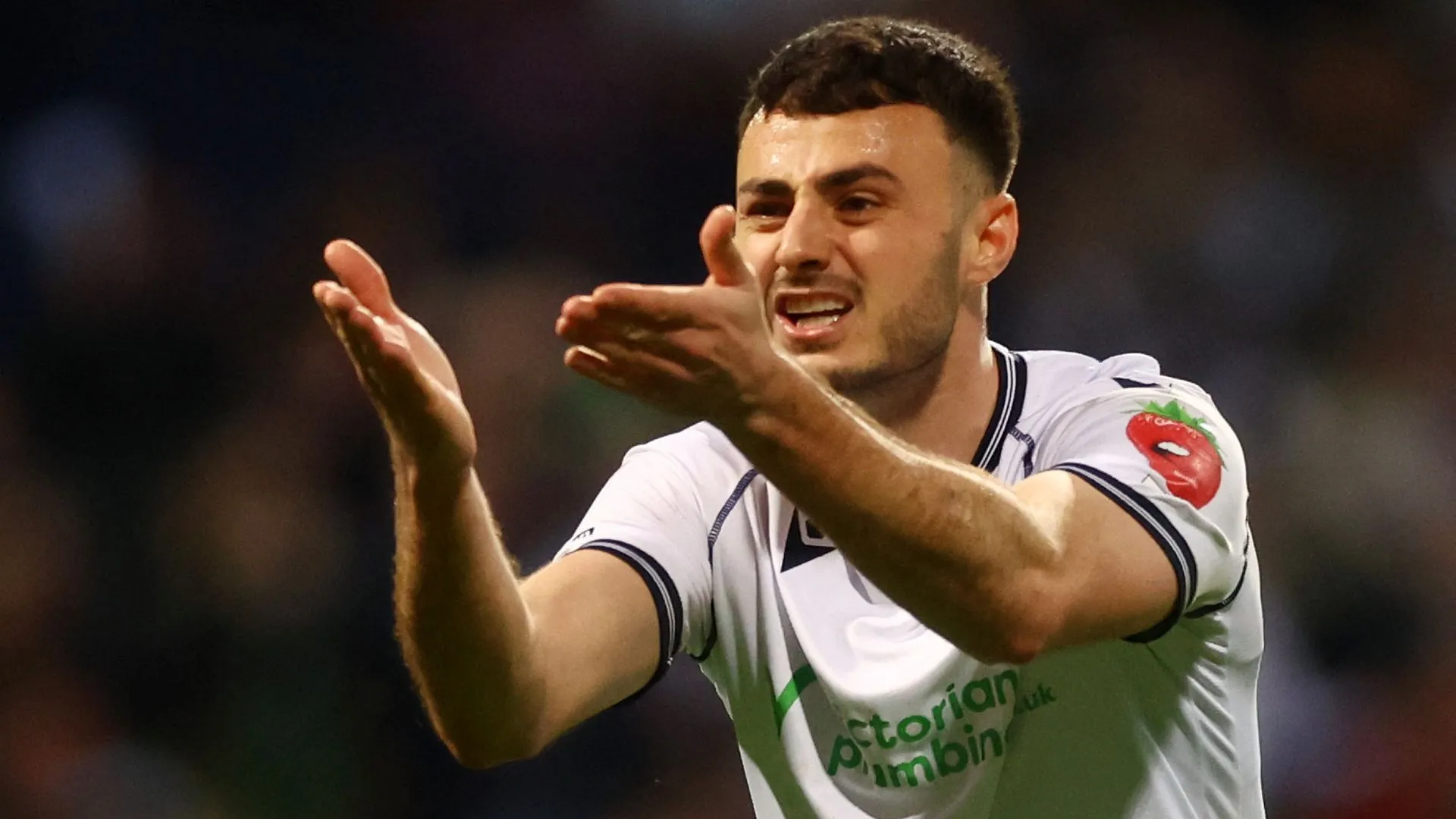 Tiền đạo Aaron Collins rời Bolton Wanderers trong kỳ chuyển nhượng Hè 2025
