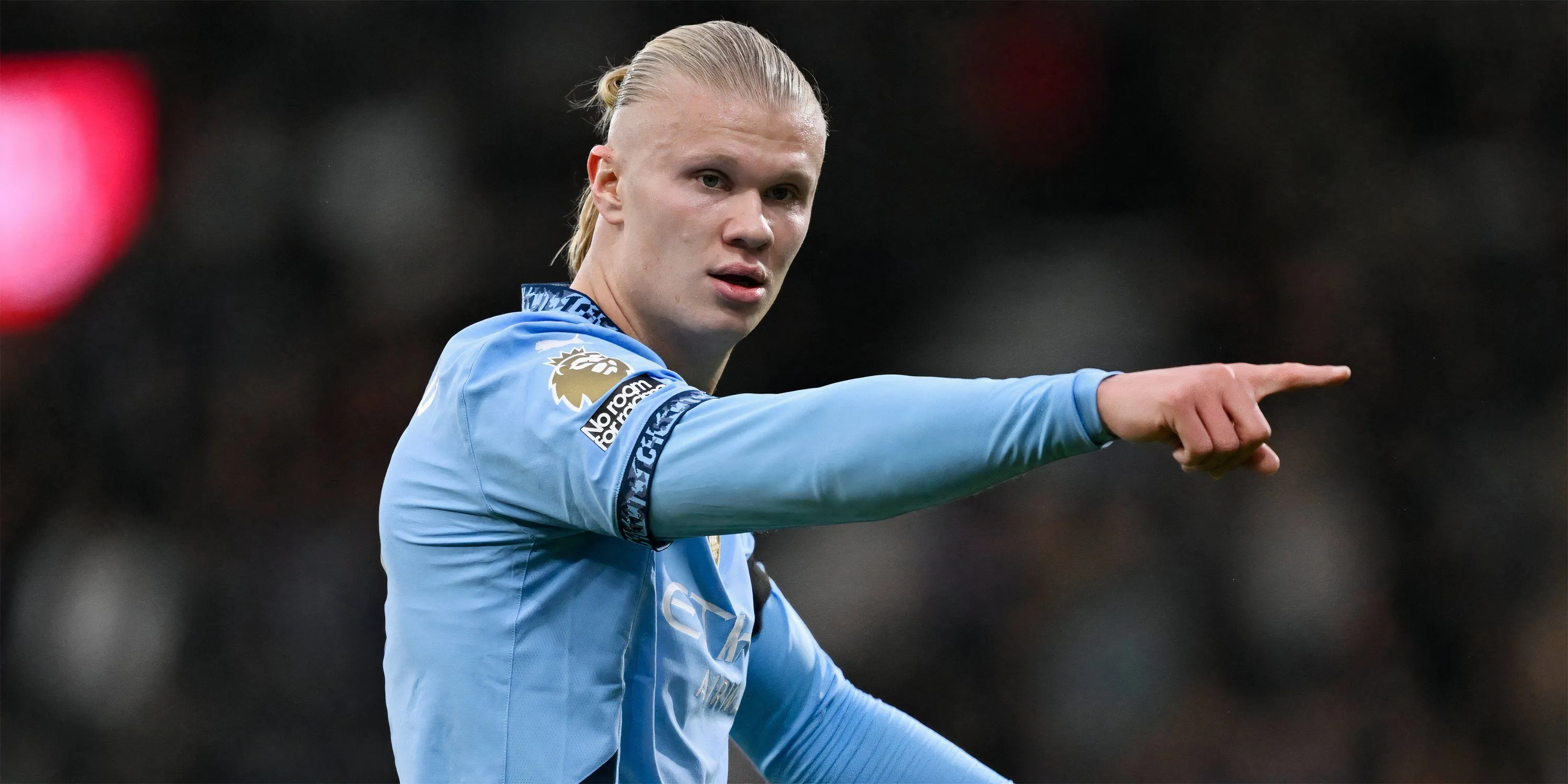 Tiền đạo Erling Haaland của Manchester City trên sân cỏ