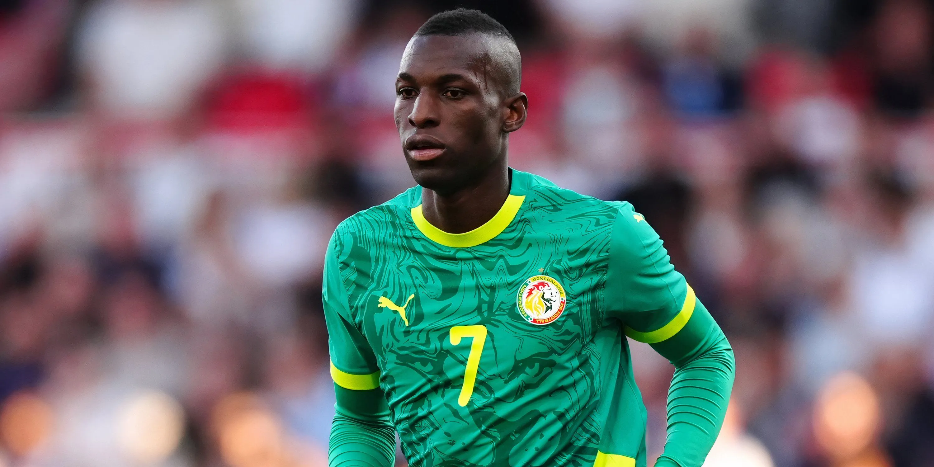 Tiền đạo Nicolas Jackson thi đấu cho đội tuyển Senegal trong bối cảnh tin đồn chuyển nhượng đến Manchester United
