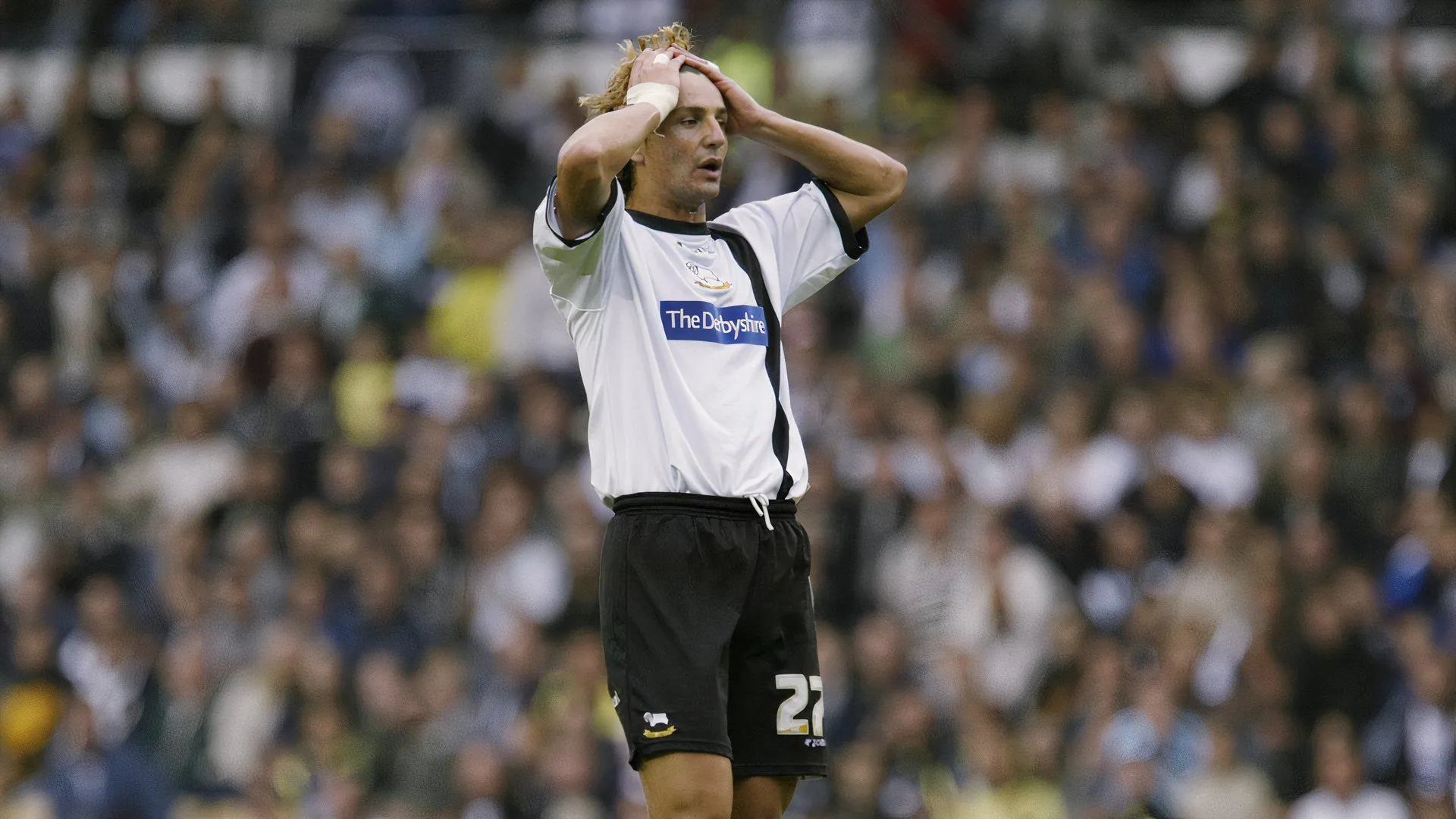 Tiền vệ Inigo Idiakez của Derby County trong một trận đấu