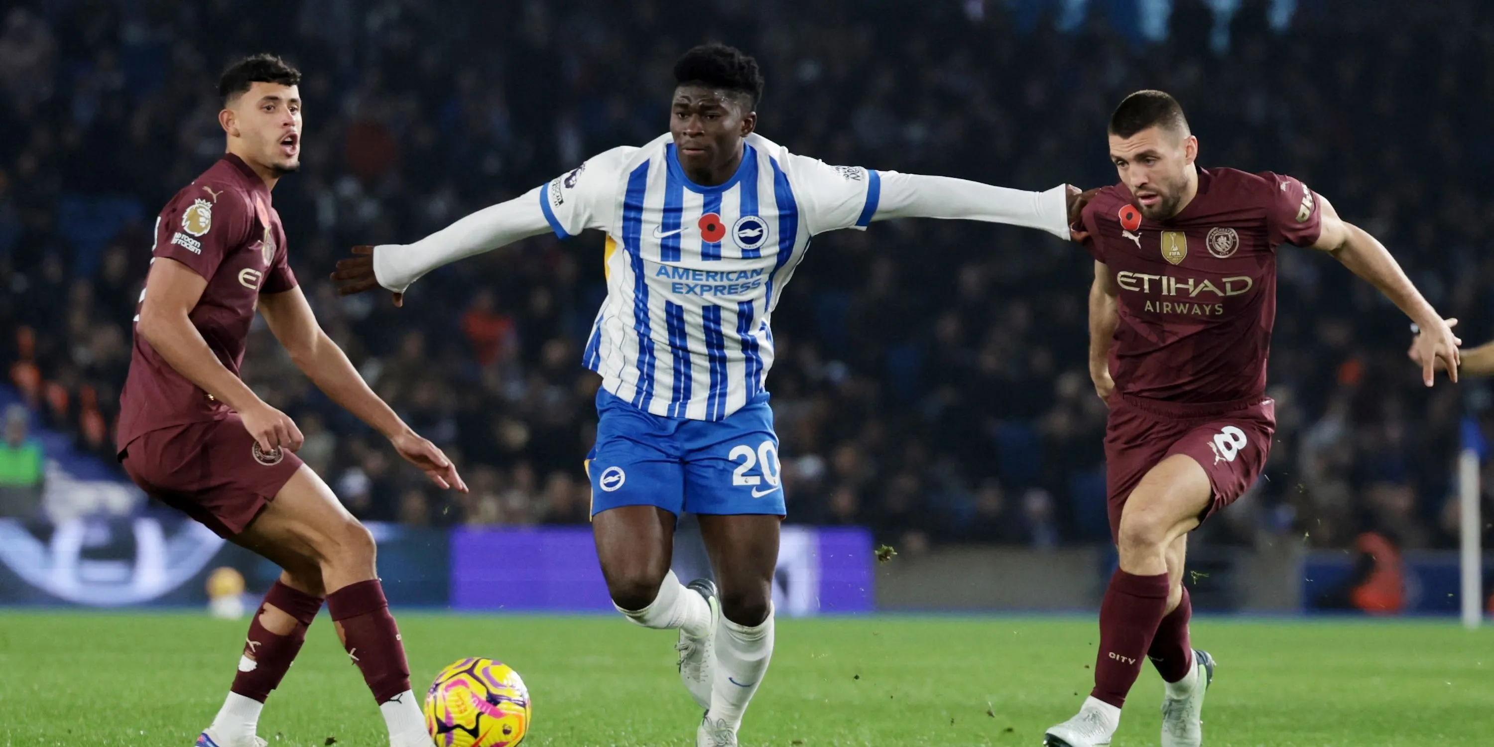 Carlos Baleba của Brighton tranh chấp bóng với Mateo Kovacic của Manchester City