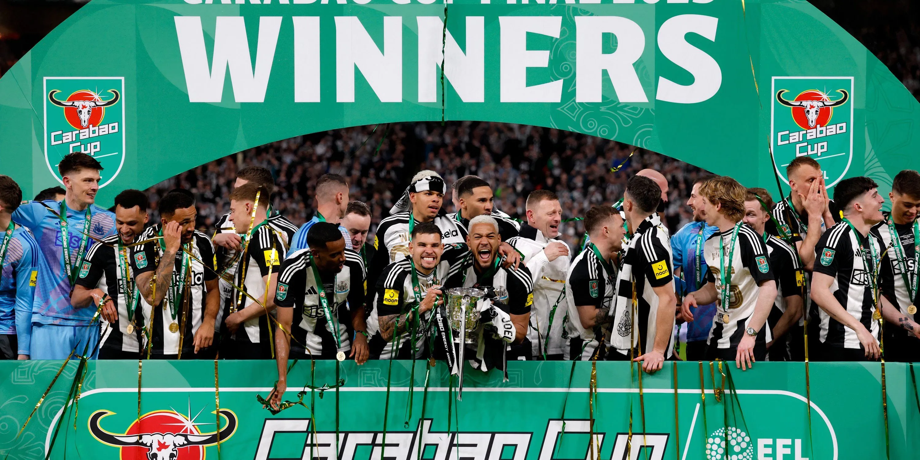 Cầu thủ Newcastle United ăn mừng bàn thắng