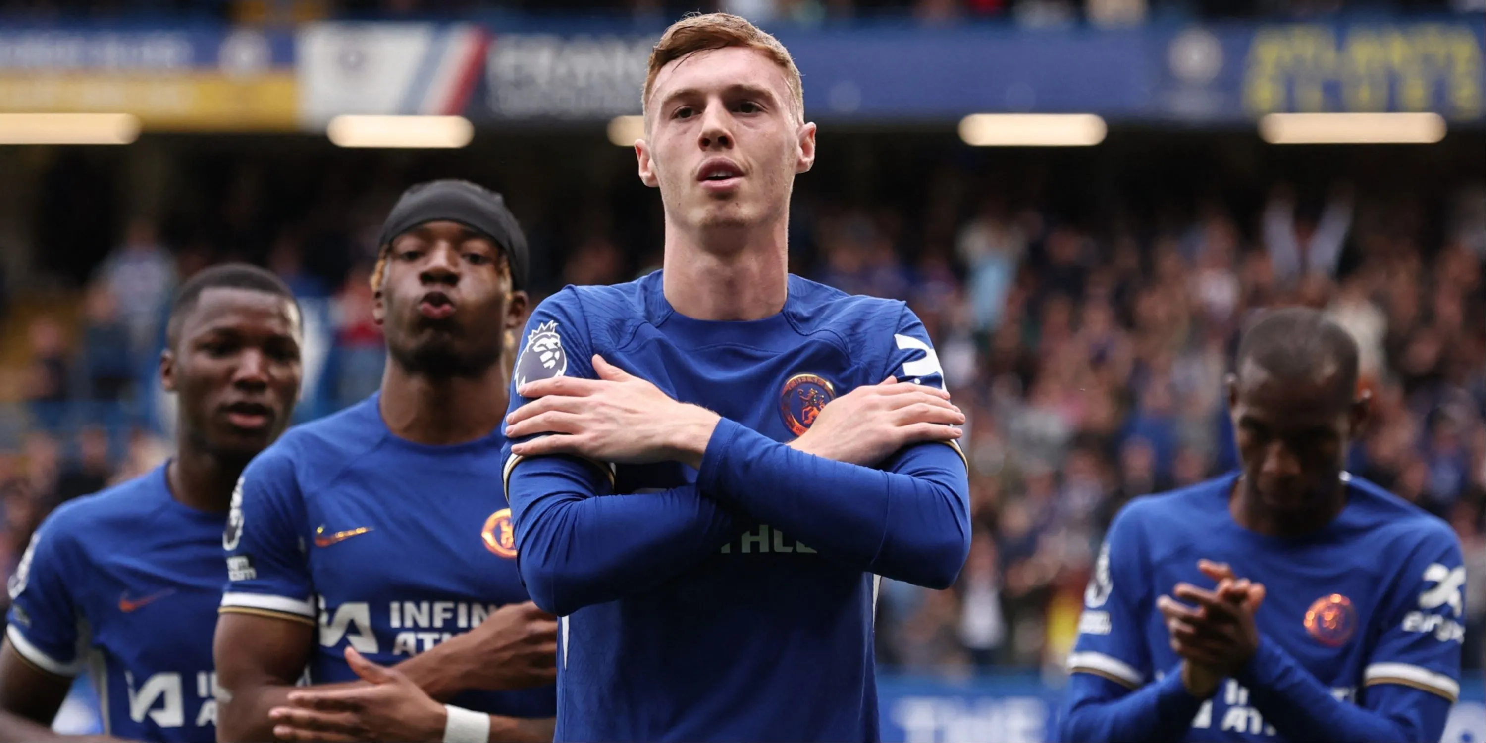 Cole Palmer ăn mừng cùng đồng đội Chelsea, ngôi sao mới nổi của Premier League