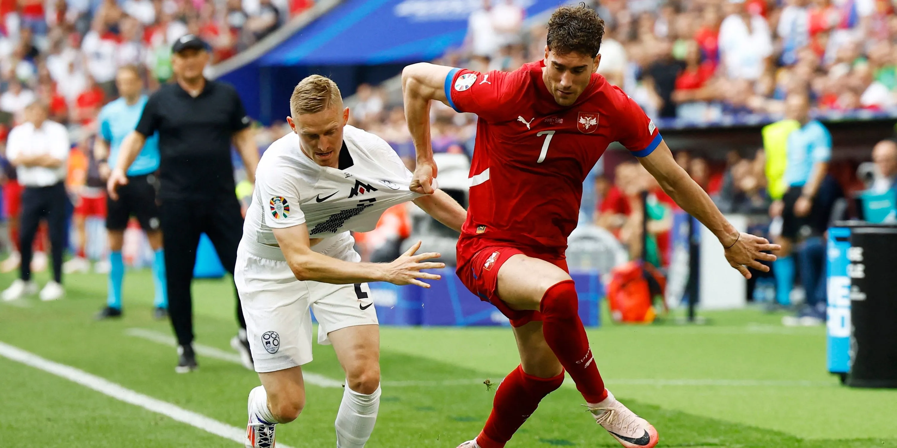 Dusan Vlahovic thi đấu cho đội tuyển Serbia trong trận đấu quốc tế