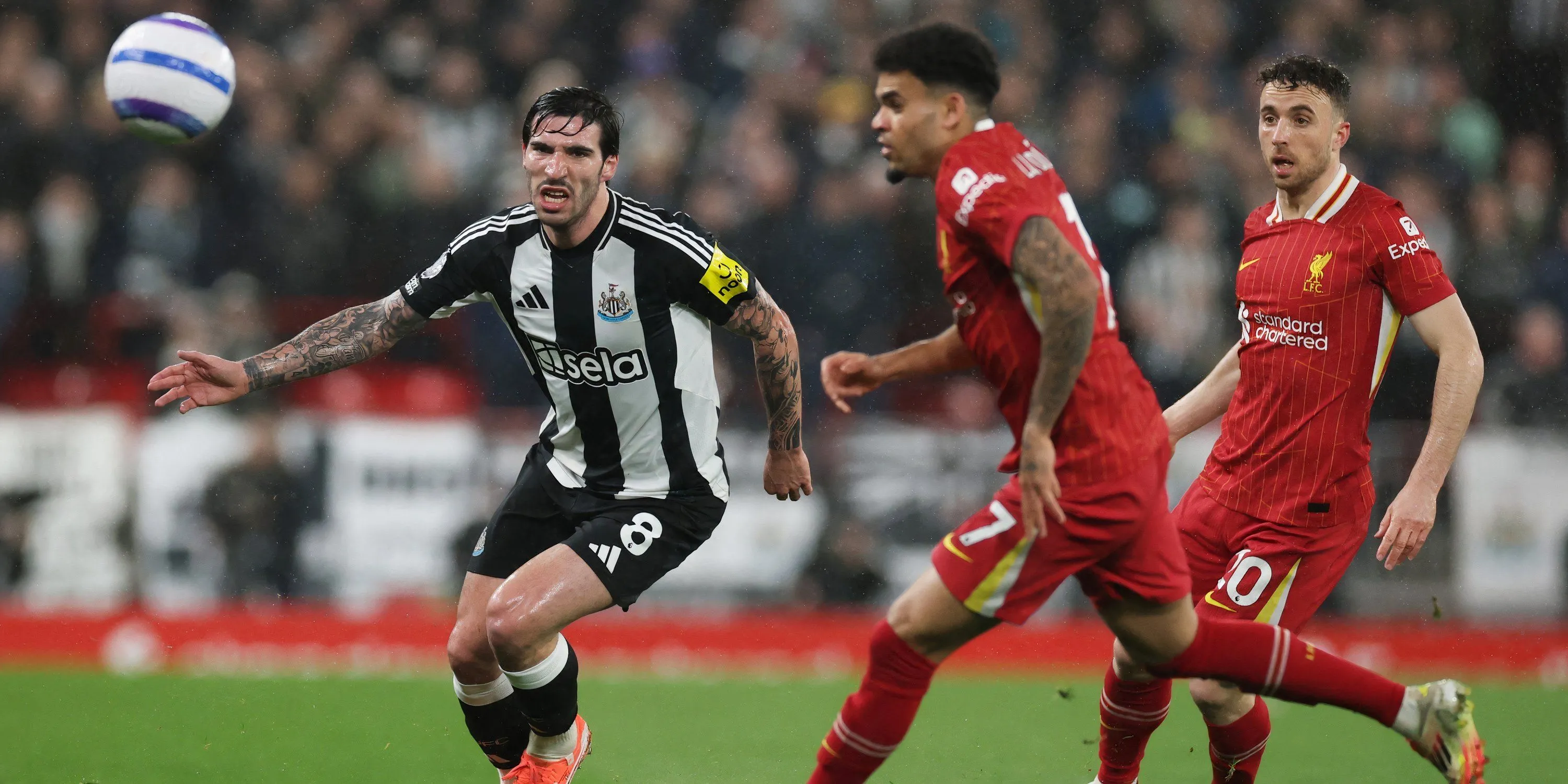 Sandro Tonali đối đầu với Luis Diaz và Diogo Jota trong một trận đấu tại Premier League