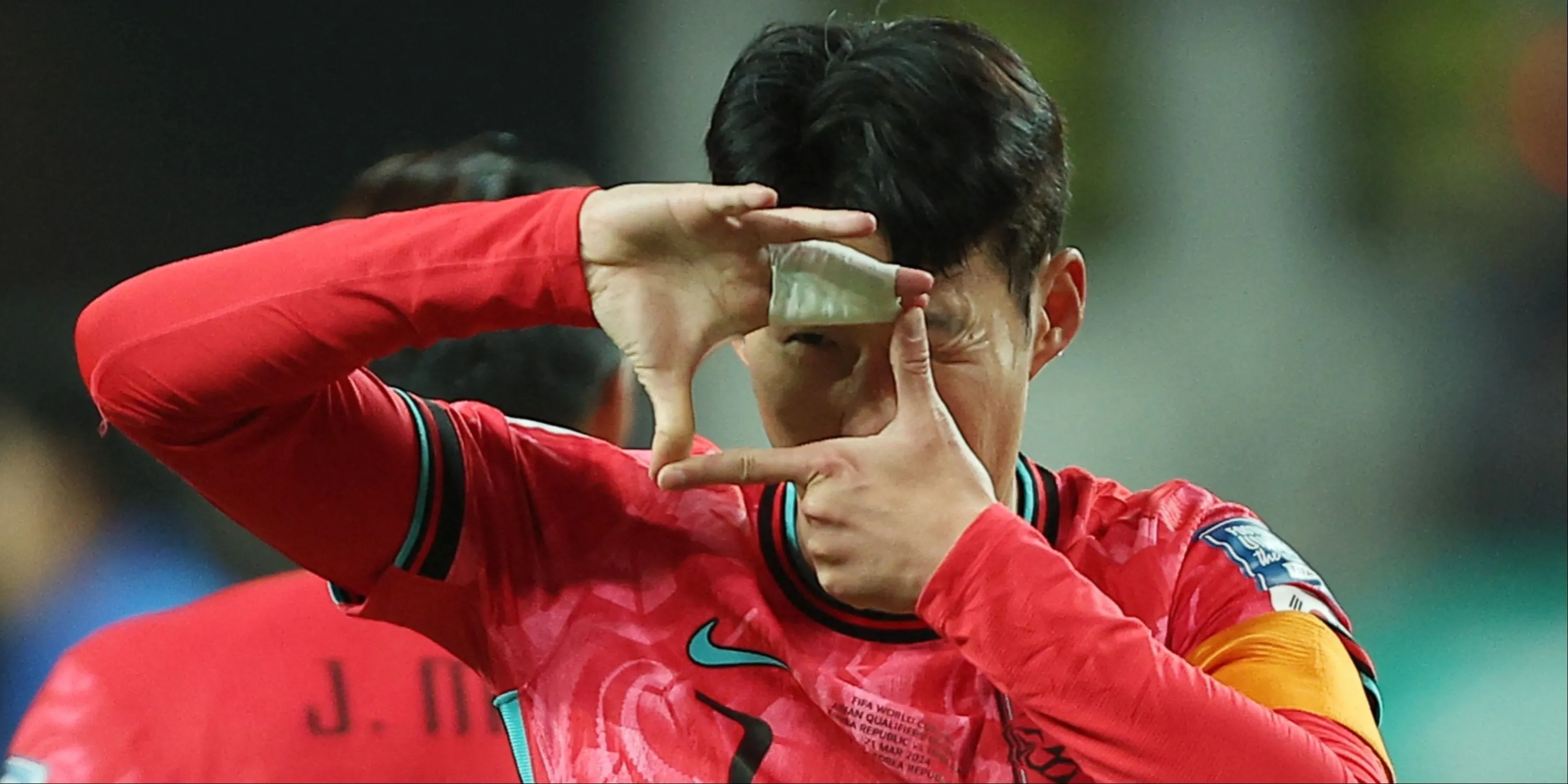 Son Heung-min ăn mừng bàn thắng trong màu áo đội tuyển Hàn Quốc, biểu tượng bóng đá châu Á