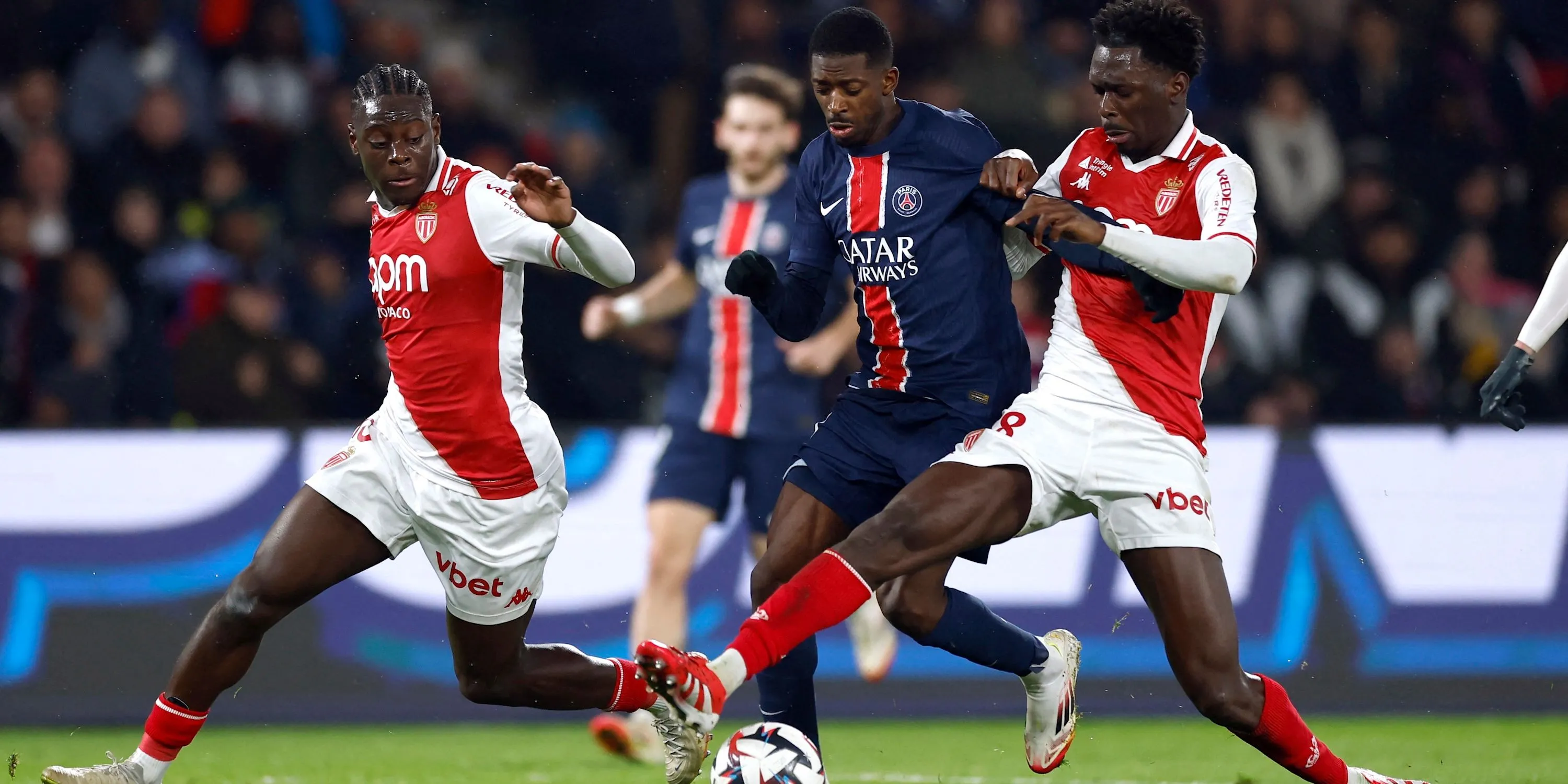 Soungoutou Magassa trong màu áo AS Monaco đối đầu Ousmane Dembele của Paris Saint-Germain