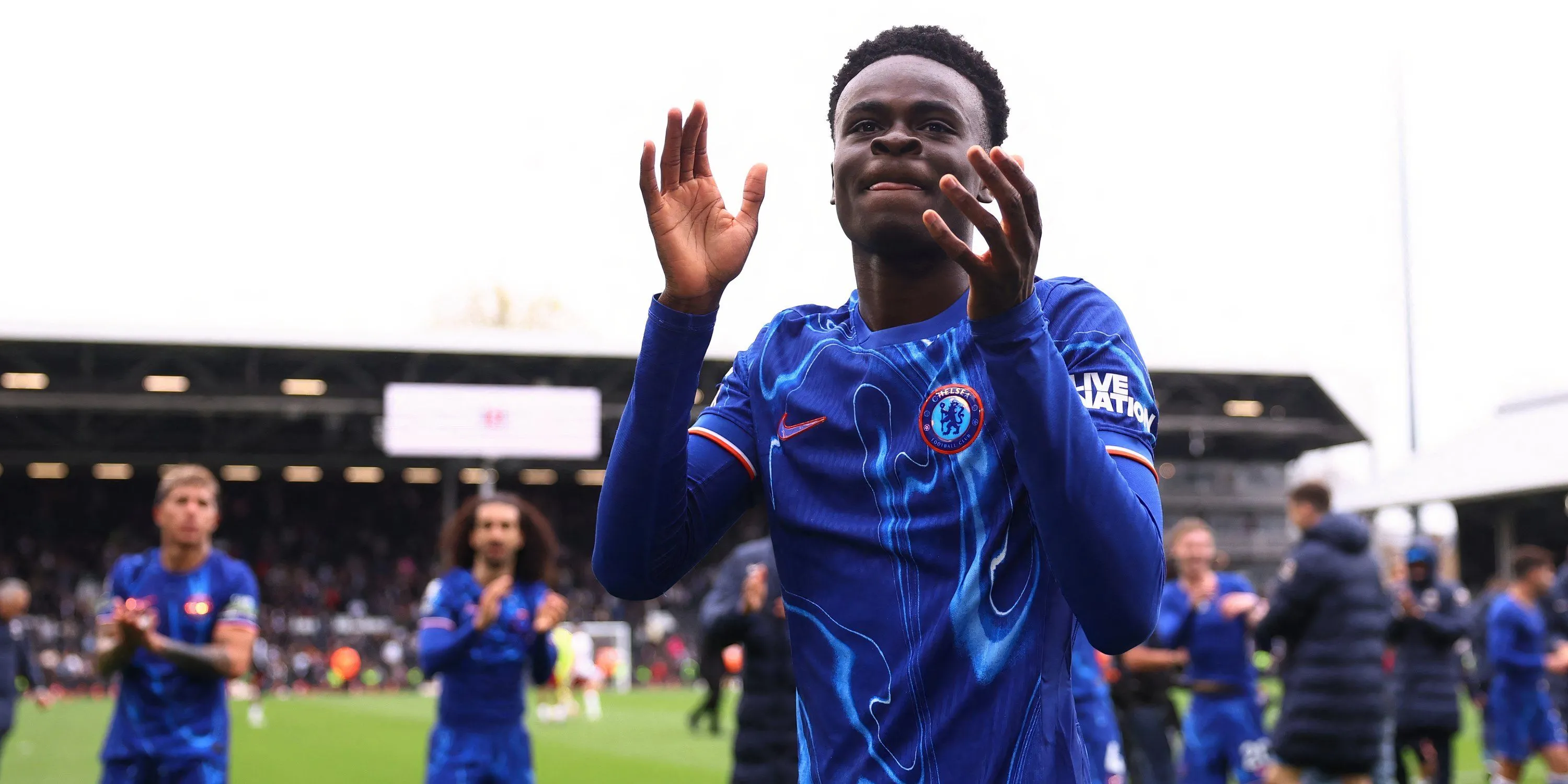Tiền vệ trẻ Tyrique George của Chelsea đang kiểm soát bóng trên sân, được ví là Cole Palmer 2.0