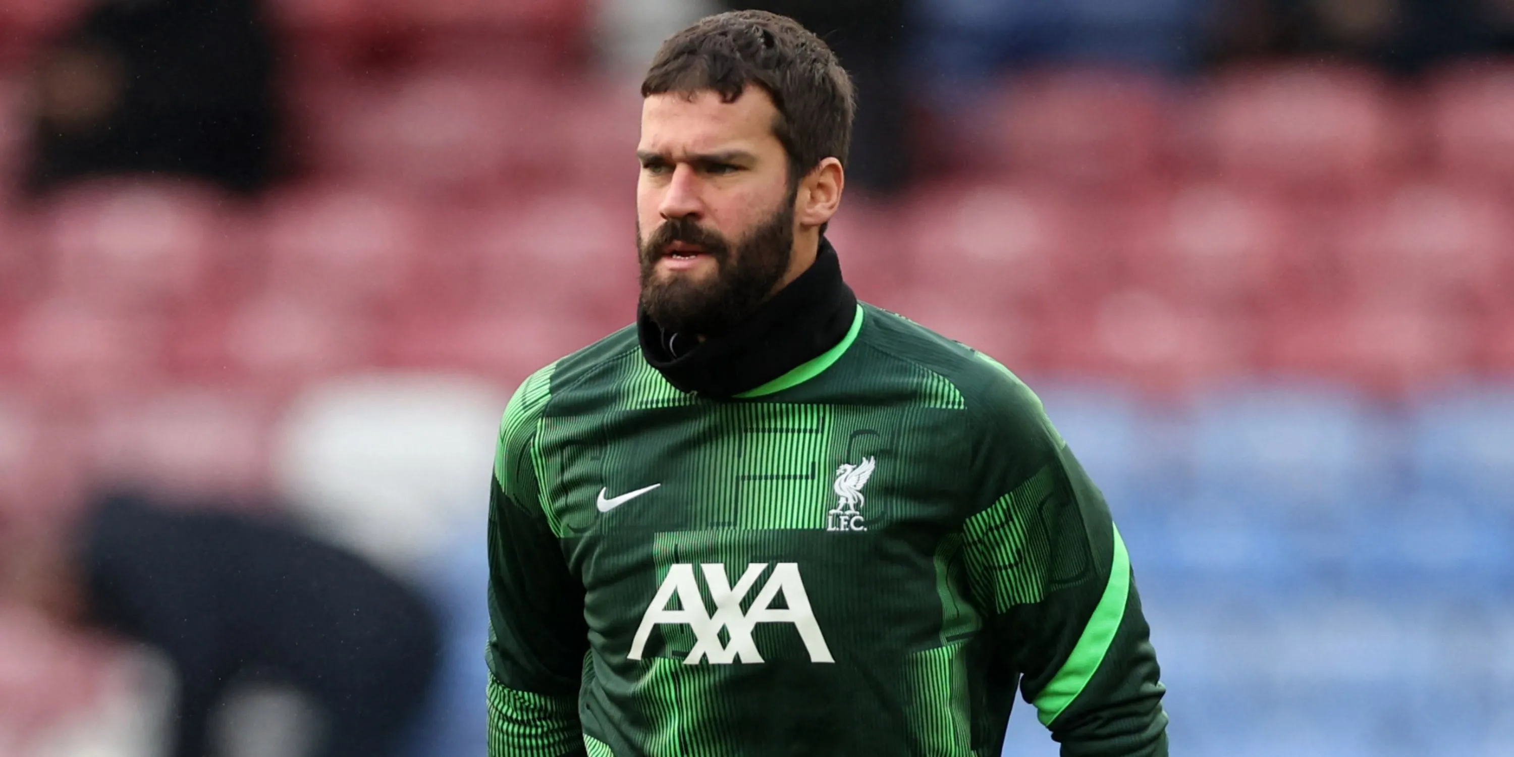 Alisson Becker trong trang phục thủ môn Liverpool thực hiện một pha cứu thua khó