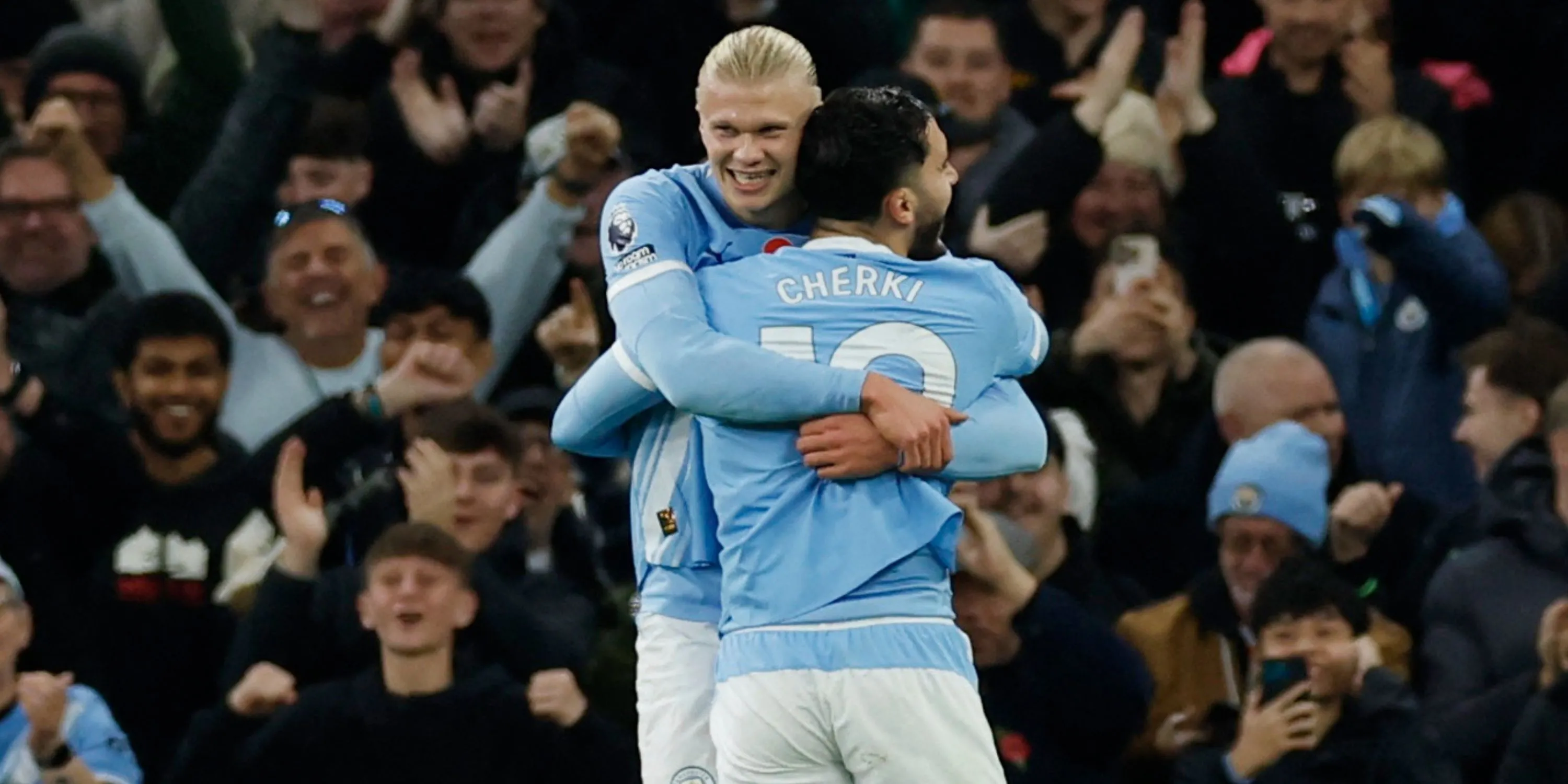 Erling Haaland ăn mừng bàn thắng cùng đồng đội Rayan Cherki trong trận Manchester City vs Bournemouth