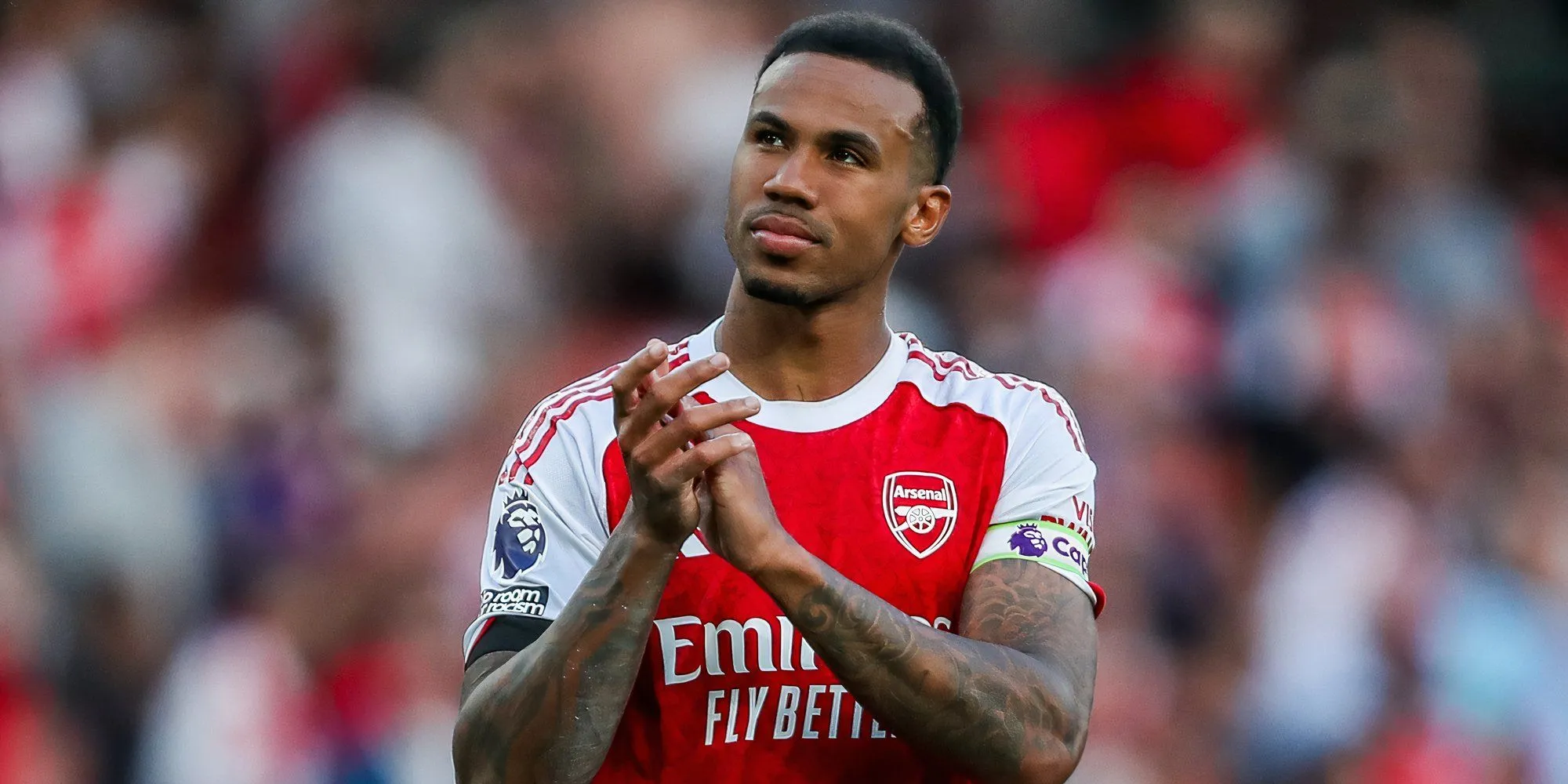 Gabriel Magalhães trong trang phục Arsenal chuẩn bị cho trận đấu Premier League