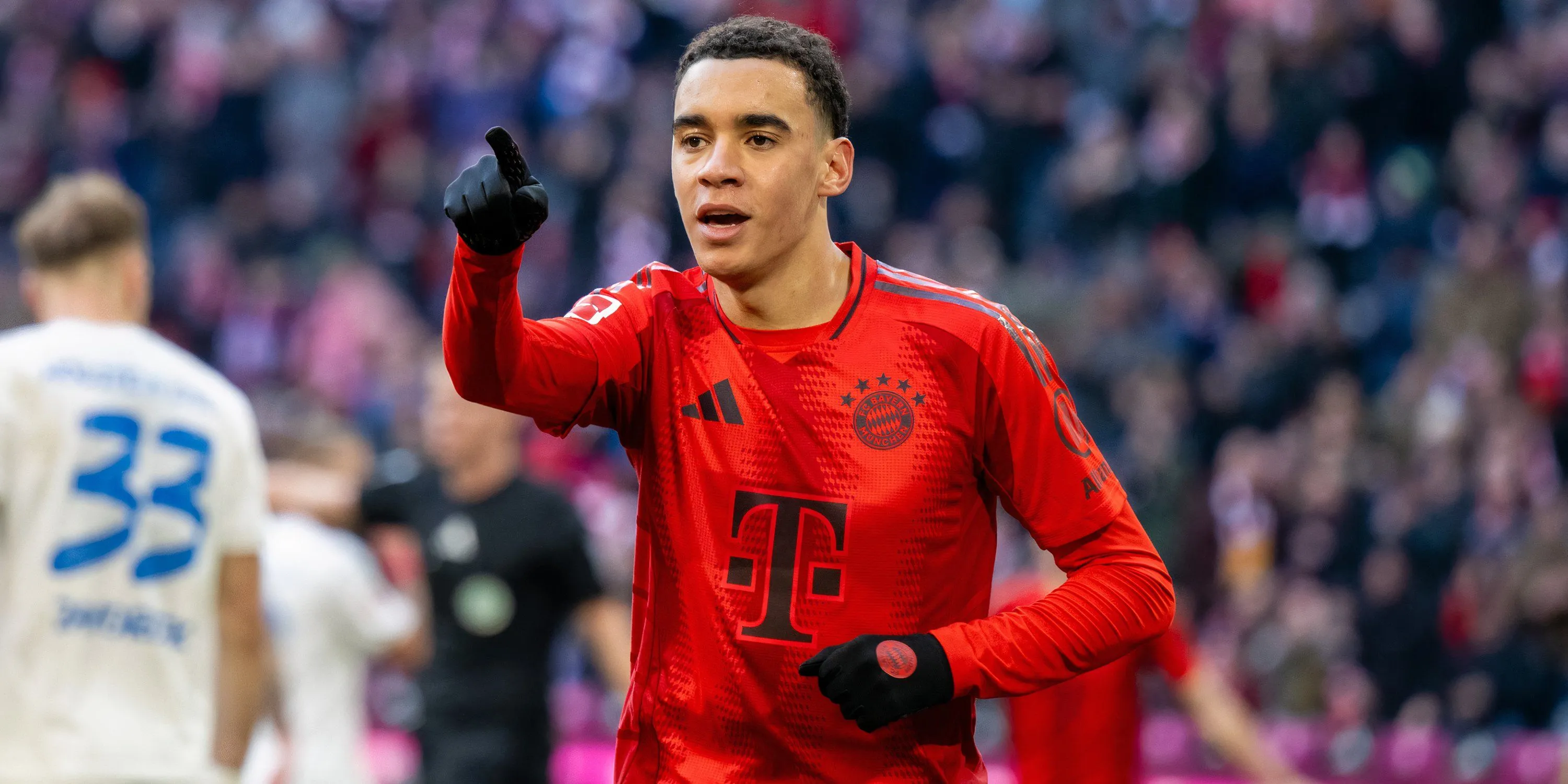 Jamal Musiala trong trang phục Bayern Munich chuẩn bị cho trận đấu Bundesliga