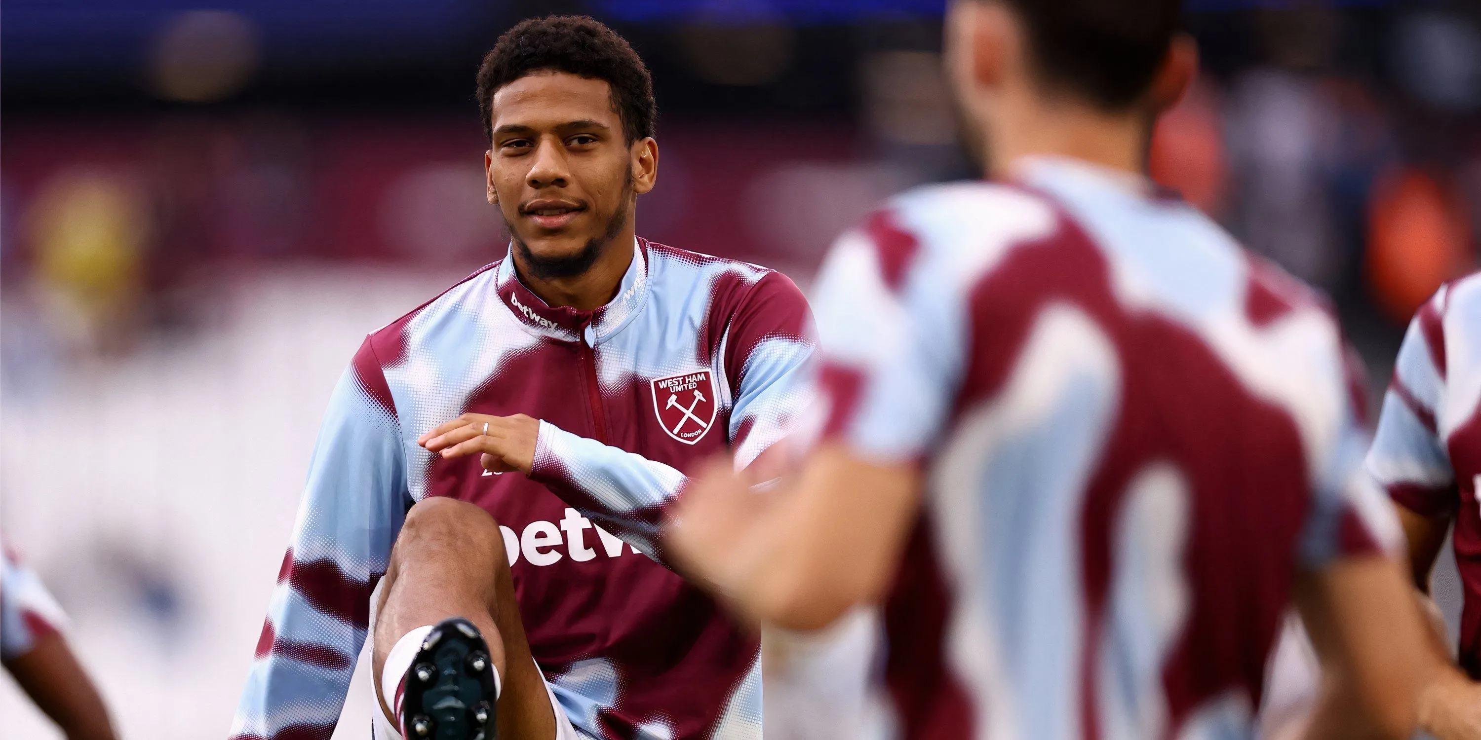 Jean-Clair Todibo khoác áo West Ham trong một pha bóng tranh chấp quyết liệt