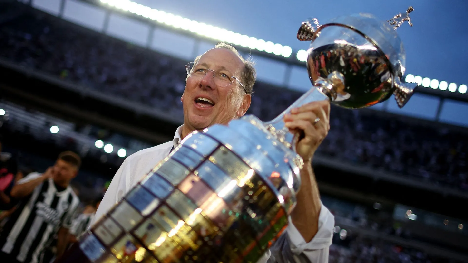 John Textor – tỷ phú công nghệ và doanh nhân thể thao, chủ sở hữu của Eagle Football Group