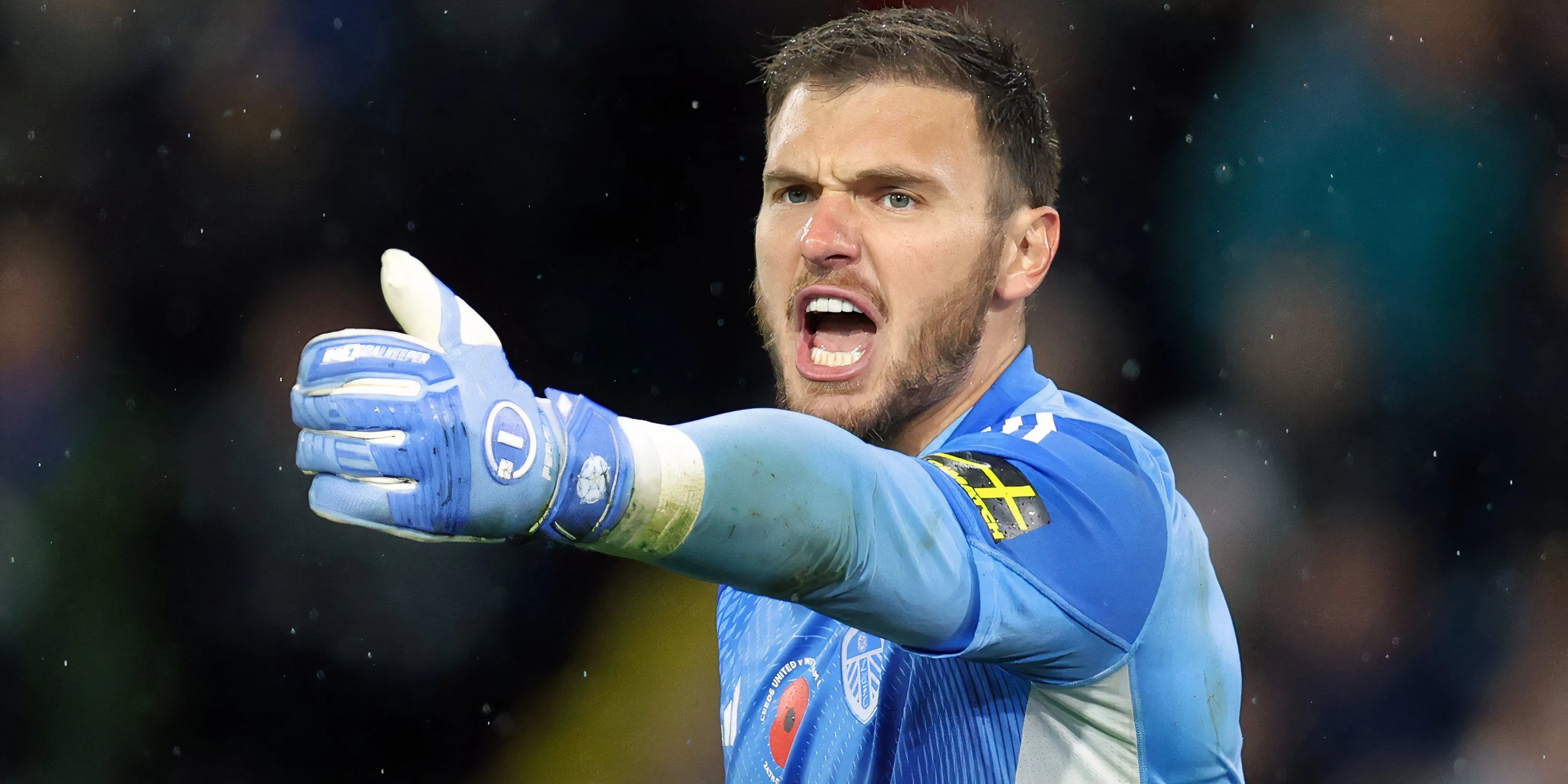 Lucas Perri, thủ môn Leeds United, đang nỗ lực dừa bóng