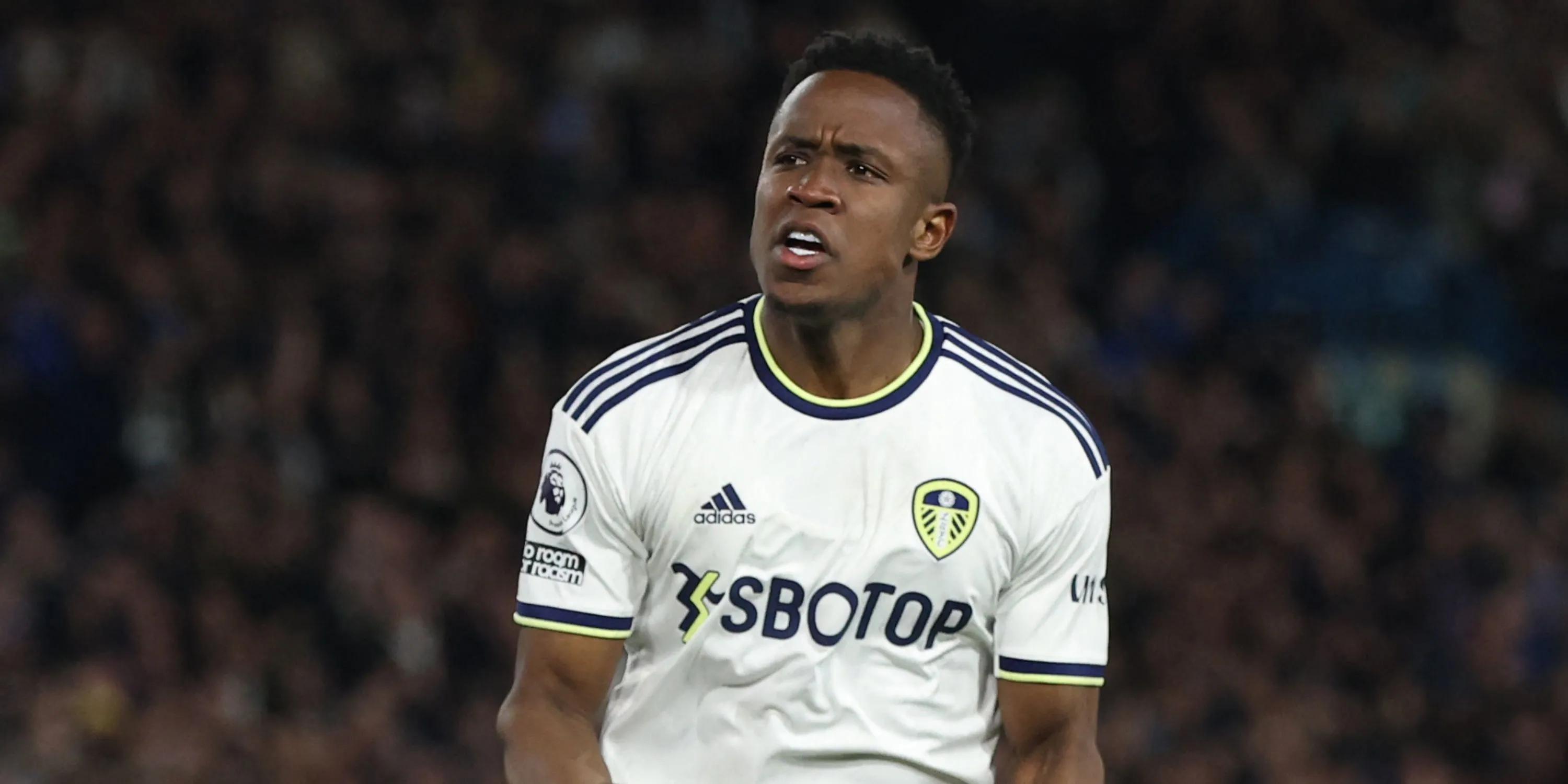 Luis Sinisterra trong màu áo Leeds trắng, sút bóng trong trận đấu