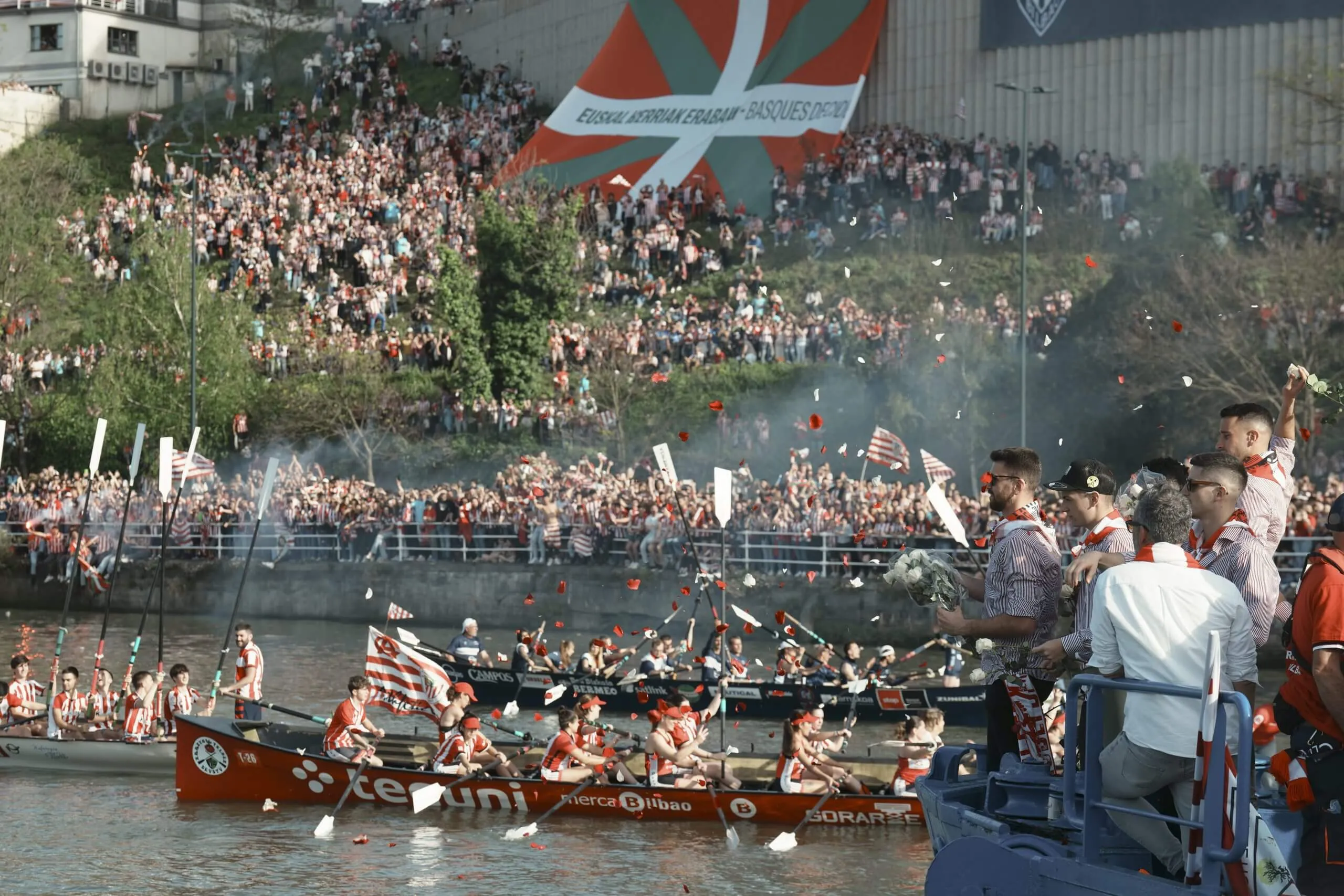 Mặn ăn mừng lịch sử của Athletic Club trên sông Nervion sau 40 năm chờ đợi một danh hiệu lớn