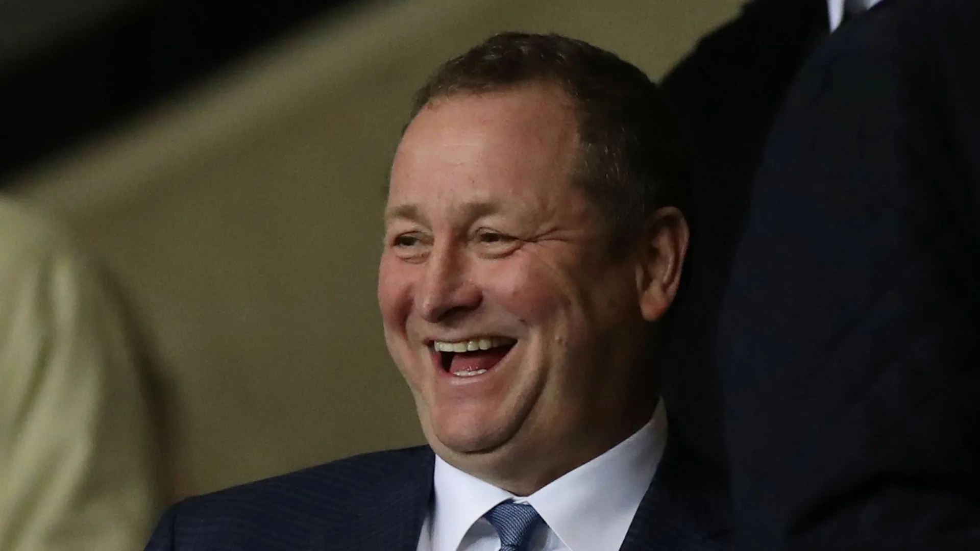 Mike Ashley, cựu chủ sở hữu của Newcastle United, được báo cáo có quan tâm đến Sheffield Wednesday