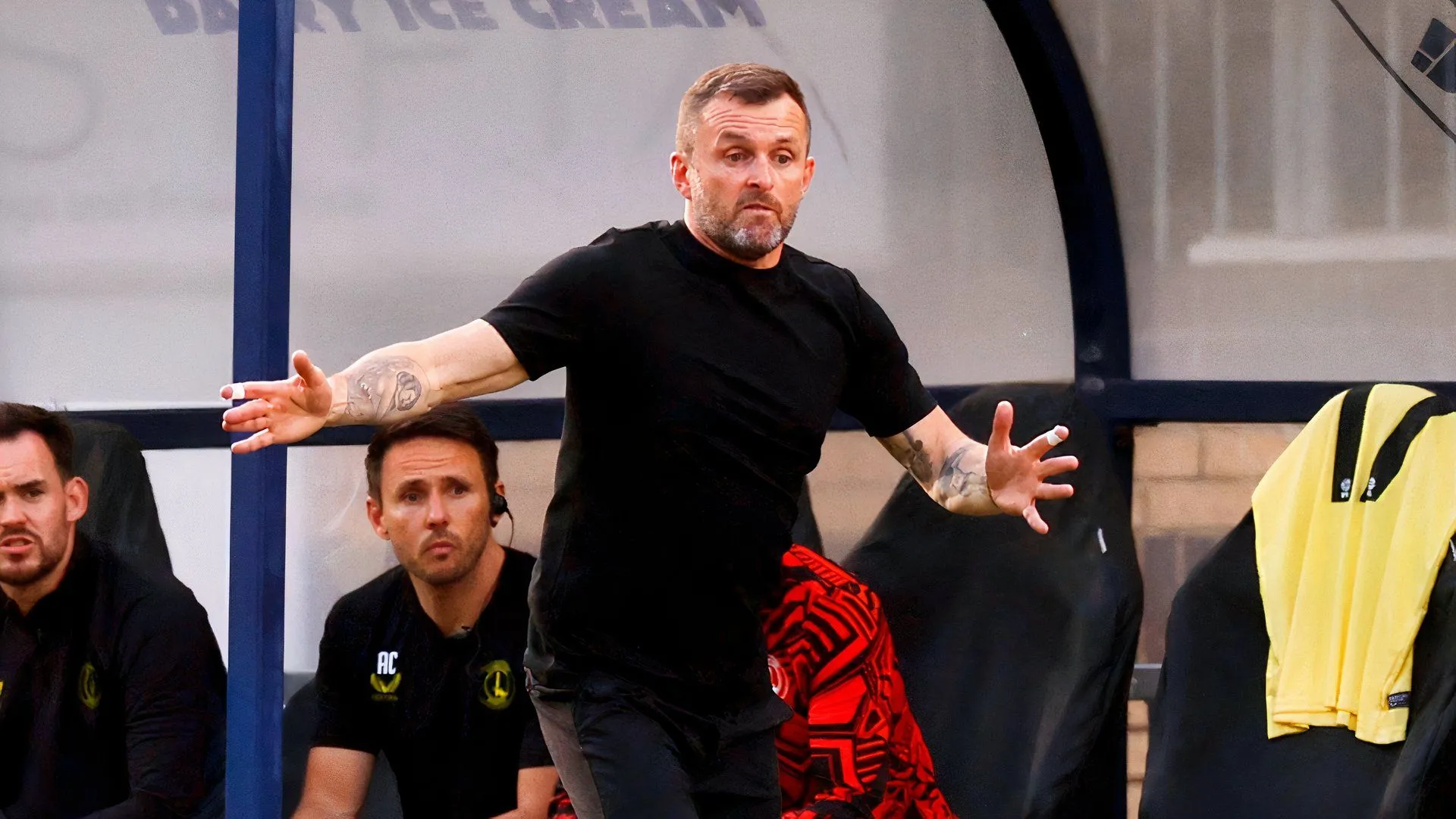 Nathan Jones tập huấn Charlton Athletic trong phòng xông hơi sau trận đấu