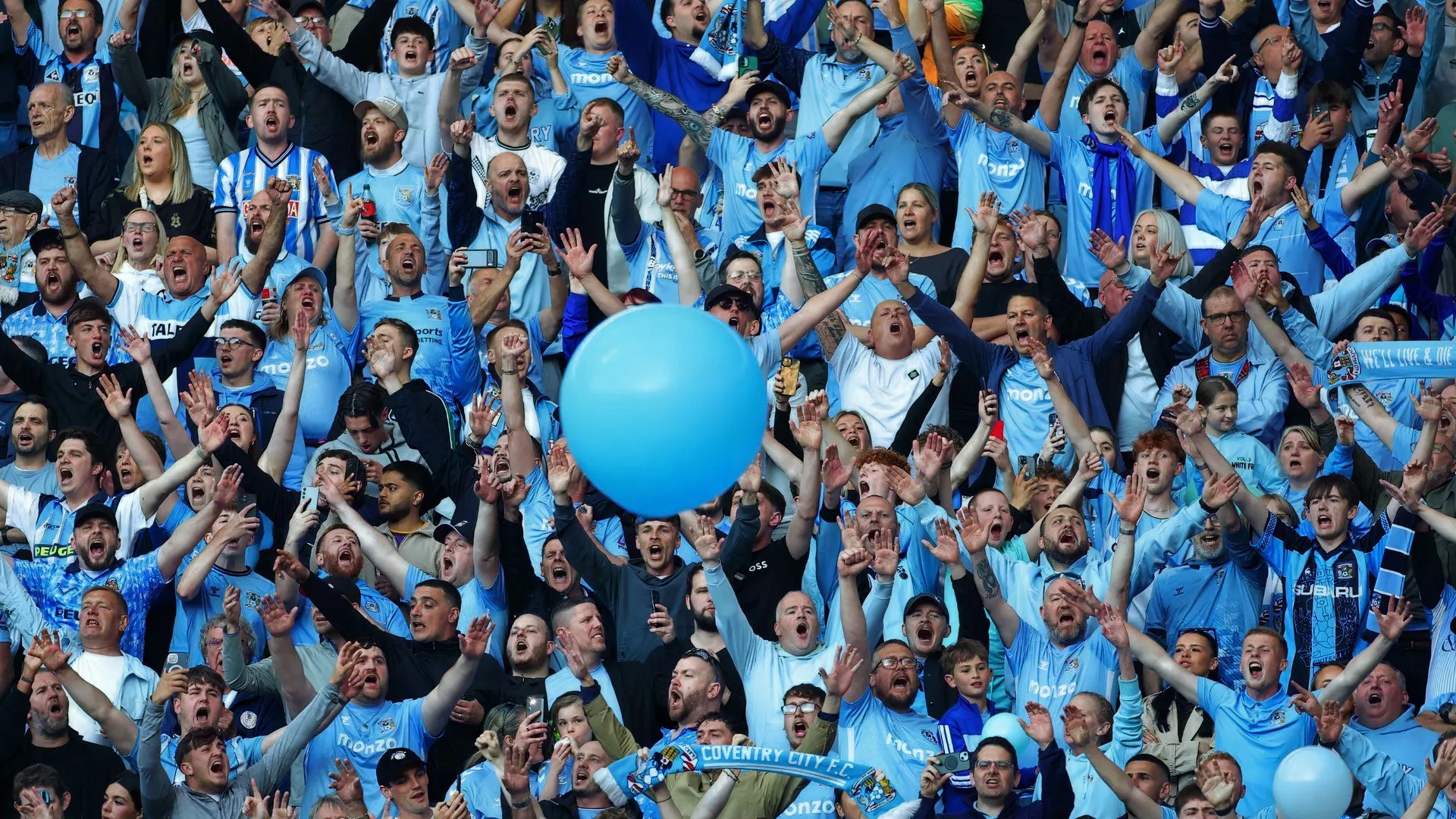 Những người hâm mộ Coventry City tại sân CBS Arena cuồng nhiệt cổ vũ đội bóng