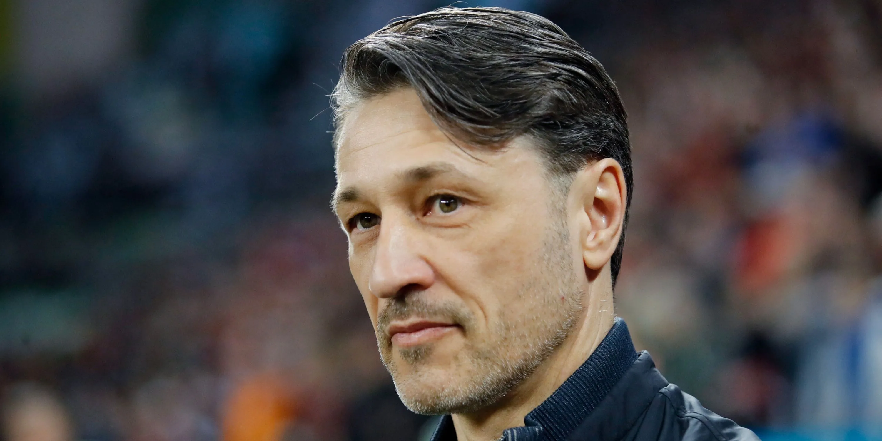 Niko Kovac quan sát từ đường biên trong một trận đấu