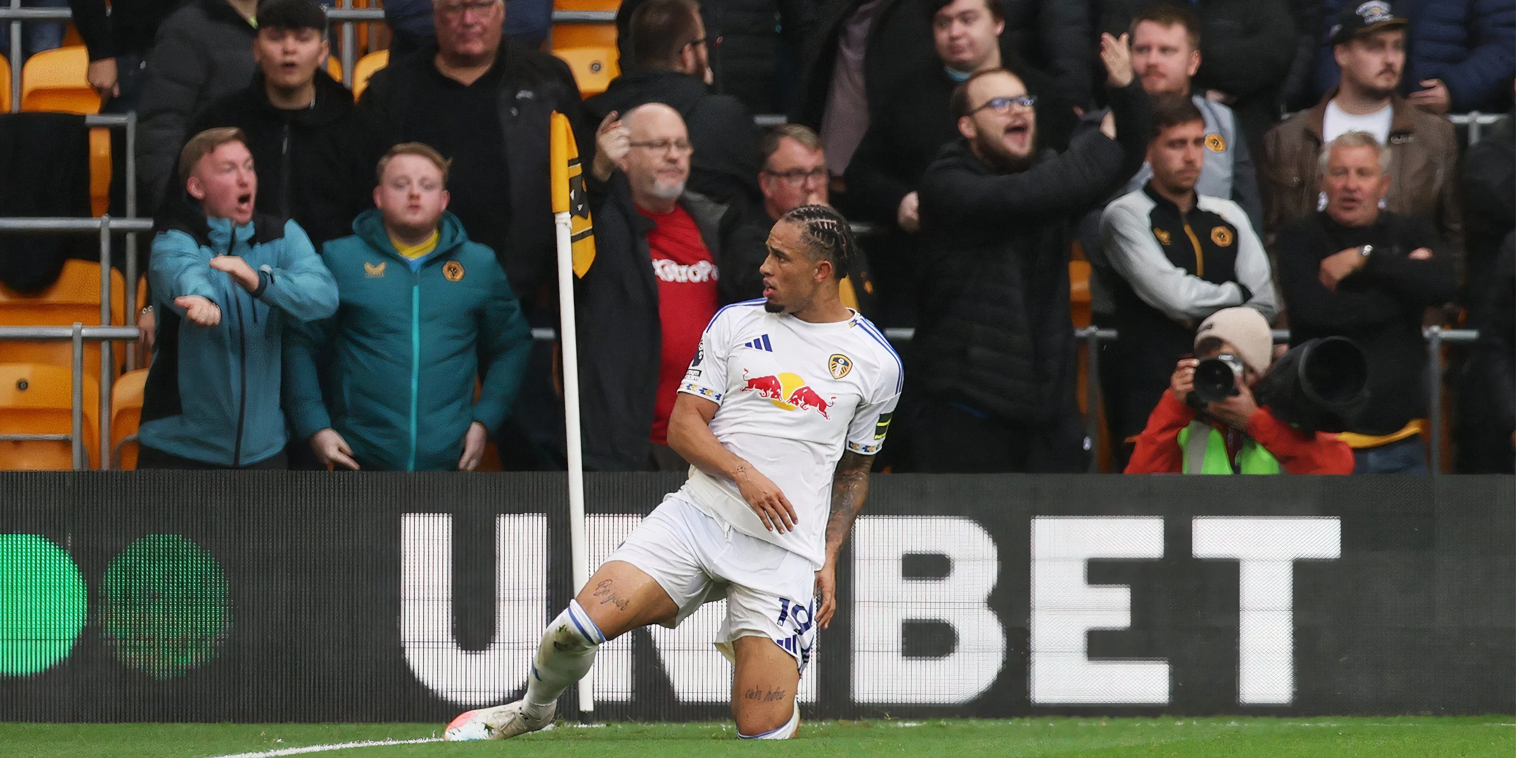 Noah Okafor trong trang phục Leeds United, đang sút bóng trên sân