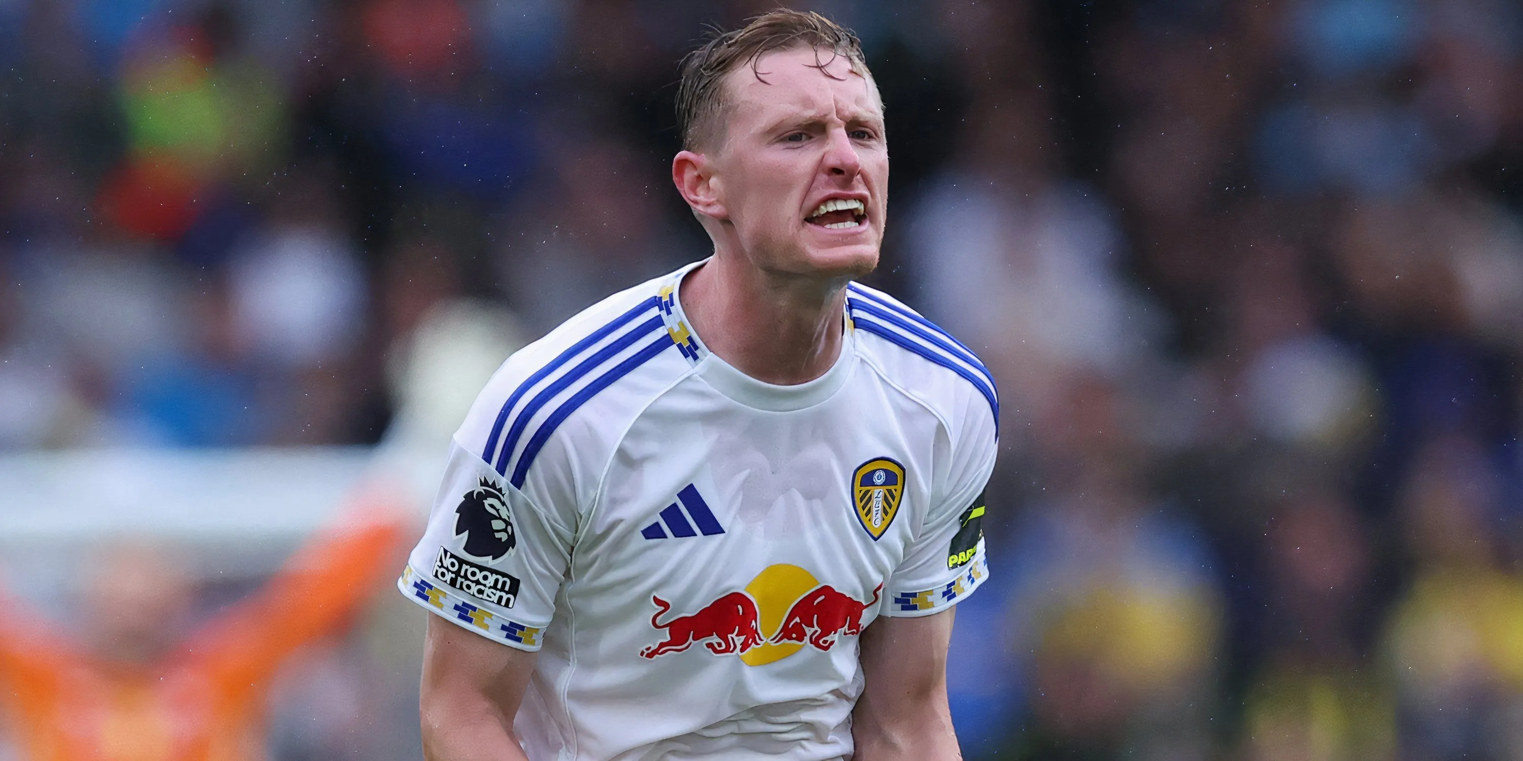 Sean Longstaff trong áo đỏ trắng của Leeds United, kiểm soát bóng trên sân