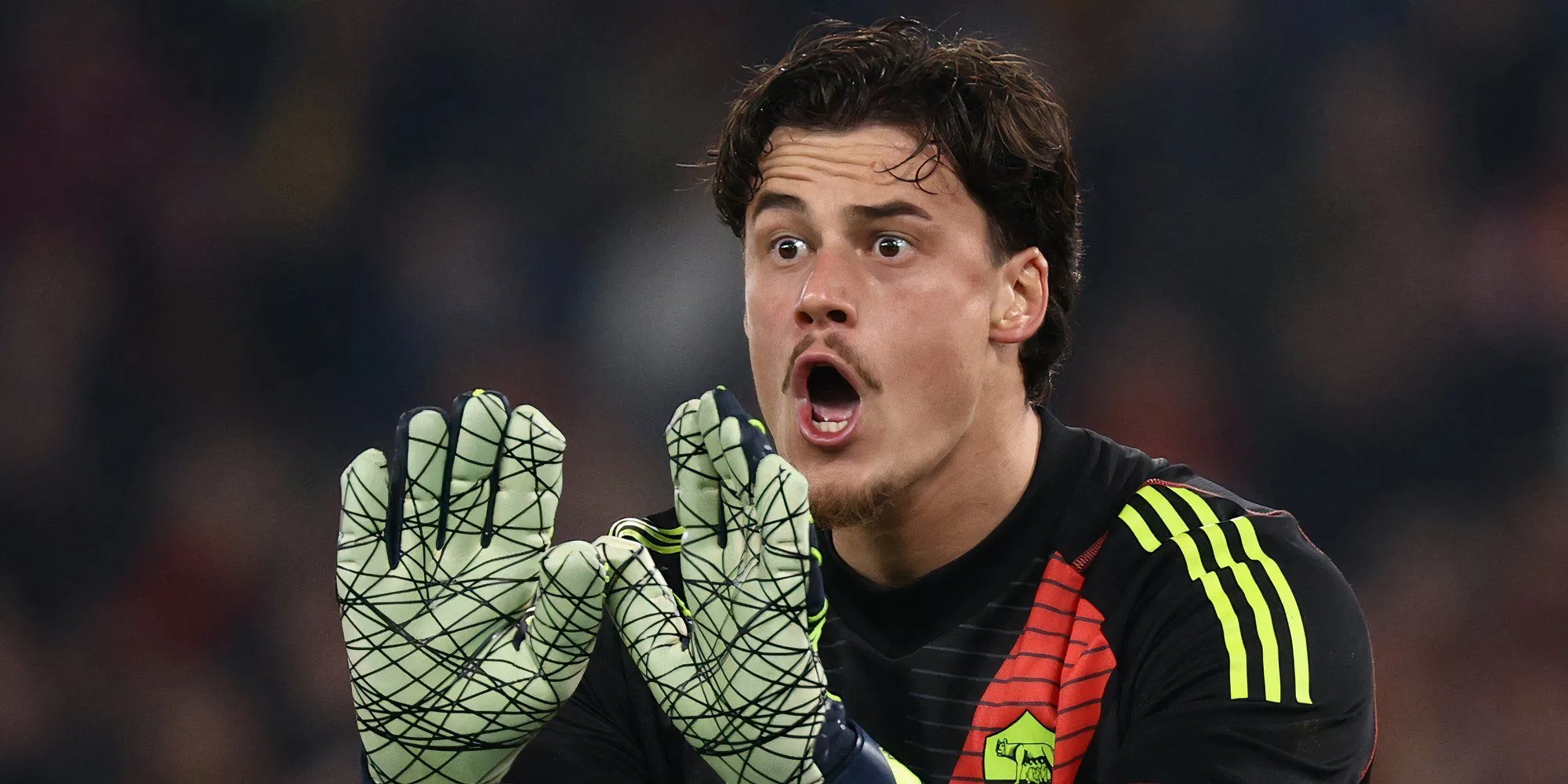 Thủ môn Mile Svilar của AS Roma trong trận đấu Serie A 2024/25