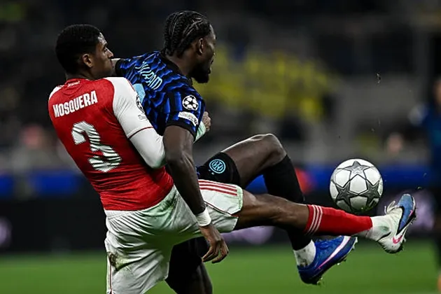 Cristhian Mosquera có những pha cản phá quan trọng đầu trận