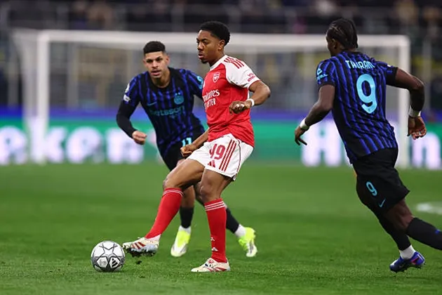 Myles Lewis-Skelly góp công quan trọng trong bàn mở tỉ số